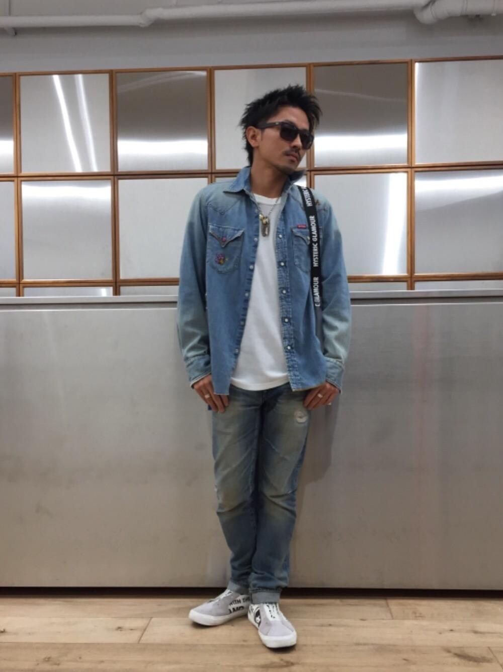 「スニーカー、デニム、カジュアル、アウトドア、ストリート、Hysteric Glamour、ラフ、デニムオンデニム、90'sスタイル、秋コーデ」｜「HYSTERIC GLAMOURのOh Yeah刺繍 USED加工 デニム長袖ウエスタンシャツ（シャツ/ブラウス、ブルー系）」を使った、京都くんさん（メンズ・172cm）の秋コーディネートの1枚目の写真