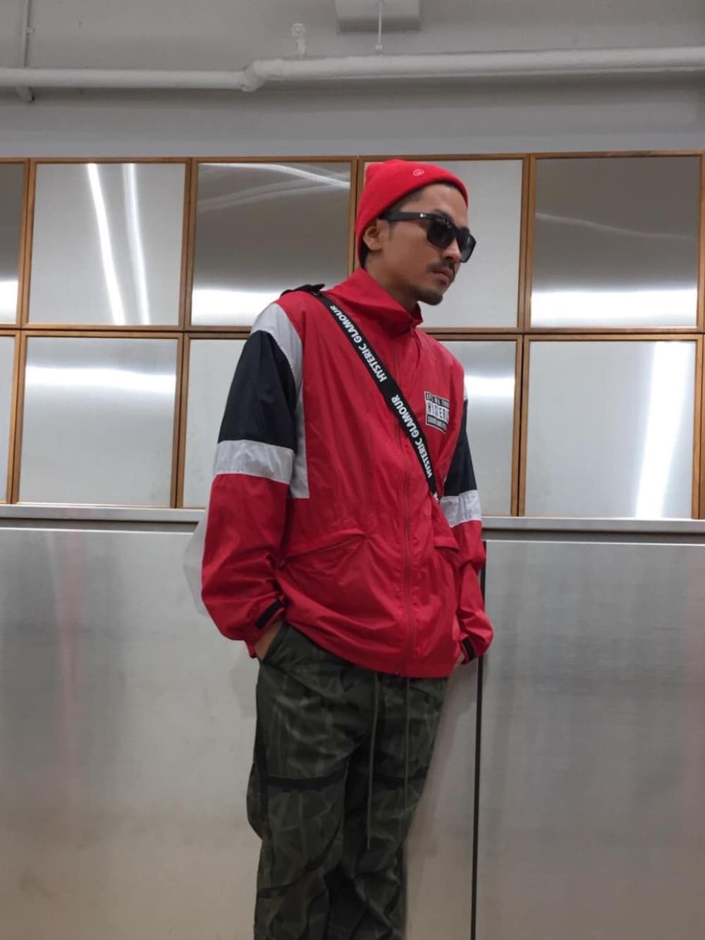 「ビッグシルエット、カジュアル、アウトドア、ストリート、ラフ、イージーパンツ、ミリタリーパンツ、ヒステリックグラマー、90'sスタイル、秋コーデ」｜「HYSTERIC GLAMOURのHYSTERIC ADVISORY ptスタンドカラージャケット（ブルゾン、レッド系）」を使った、京都くんさん（メンズ・172cm）の秋コーディネートの1枚目の写真