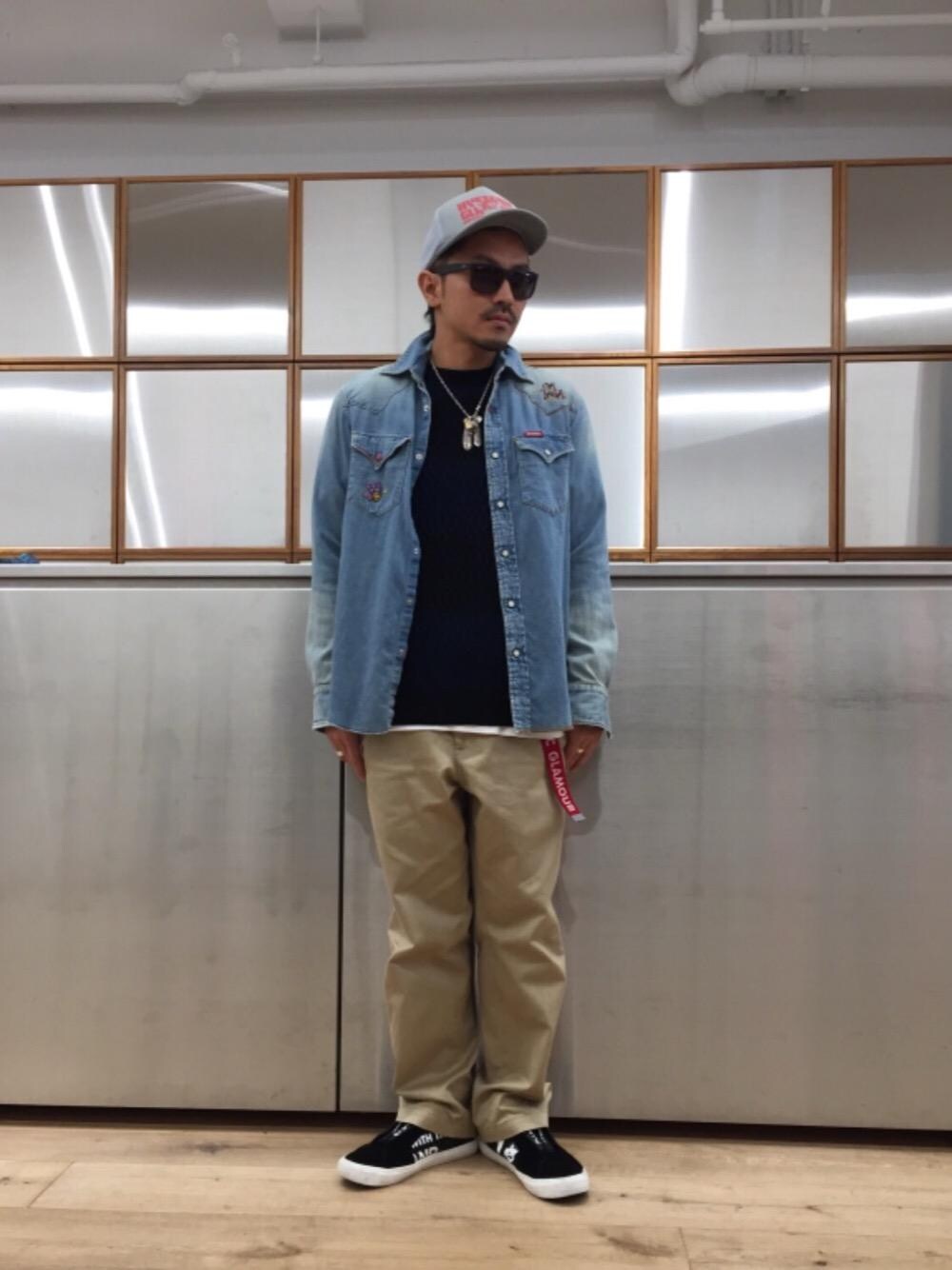 「デニム、カジュアル、チノパン、ストリート、デニムシャツ、ワイドパンツ、ボーダーコーデ、90'sスタイル、秋コーデ、ニットコーデ」｜「HYSTERIC GLAMOURのミリタリーチノパンツ（チノパンツ、ベージュ系）」を使った、京都くんさん（メンズ・172cm）の秋コーディネートの1枚目の写真