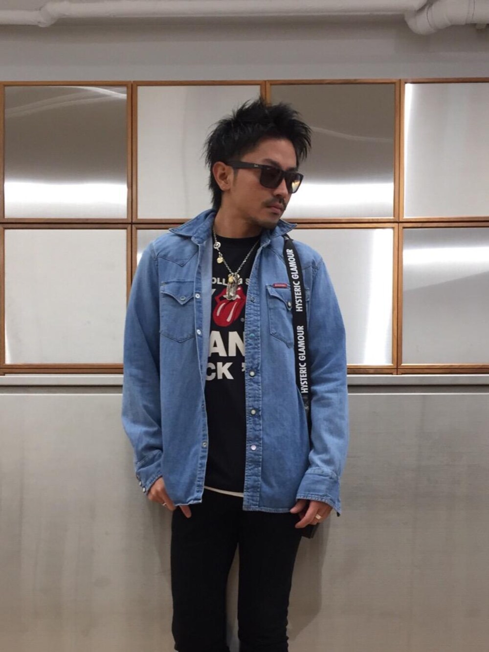 「デニム、カジュアル、スキニー、ストリート、コラボレーション、長袖シャツ、秋コーデ、THE ROLLING STONES、thee hysteric xxx」｜「HYSTERIC GLAMOURのブラックSデニムスリムPT（デニムパンツ、ブラック系）」を使った、京都くんさん（メンズ・172cm）の秋コーディネートの1枚目の写真