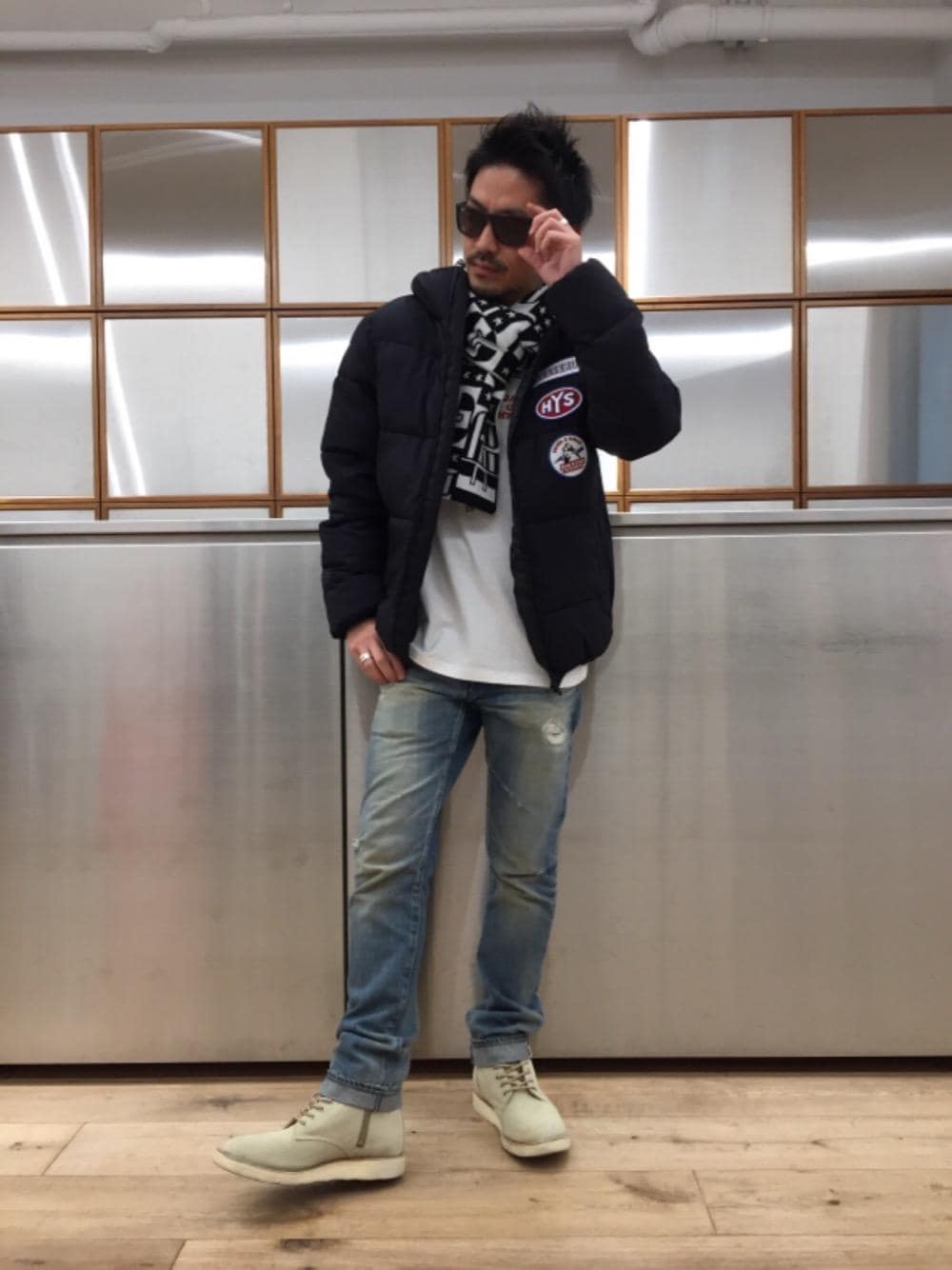 「デニム、冬コーデ、Hysteric Glamour、プリマロフト、ダメージデニム、ストリートコーデ、ブーツコーデ、冬アウター、マフラーコーデ、90'Sコーデ」｜「HYSTERIC GLAMOURのRW CLASH加工デニムスリムストレートパンツ（デニムパンツ、ブルー系）」を使った、京都くんさん（メンズ・172cm）の秋コーディネートの1枚目の写真