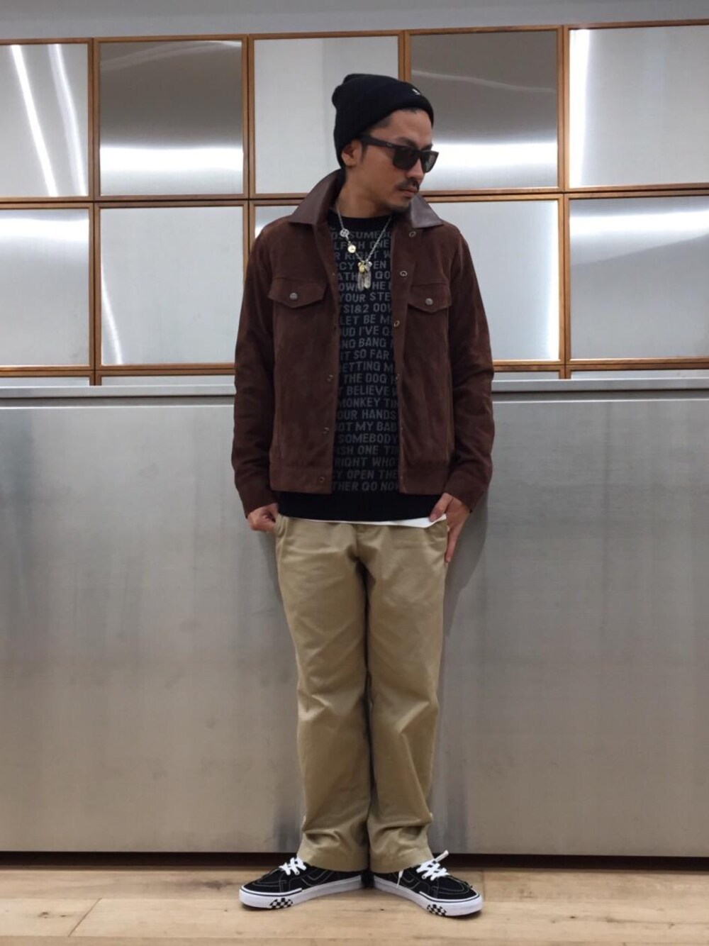 「ワイドパンツ、Hysteric Glamour、ニットコーデ、レザーコーデ、thee hysteric xxx、ウエスタンジャケット、スウェードレザー」｜「HYSTERIC GLAMOURのミリタリーチノパンツ（チノパンツ、ベージュ系）」を使った、京都くんさん（メンズ・172cm）の秋コーディネートの1枚目の写真