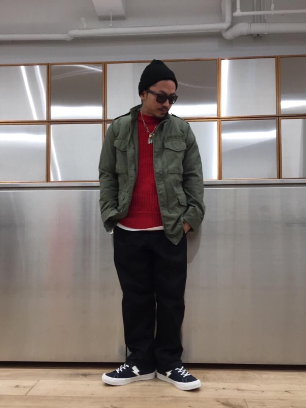 「スニーカー、冬コーデ、ワイドパンツ、M-65、Hysteric Glamour、カジュアルコーデ、ストリートコーデ、ニットコーデ、ミリタリーコーデ、セーターコーデ」｜「HYSTERIC GLAMOURのミリタリーチノパンツ（チノパンツ、ブラック系）」を使った、京都くんさん（メンズ・172cm）の秋コーディネートの1枚目の写真
