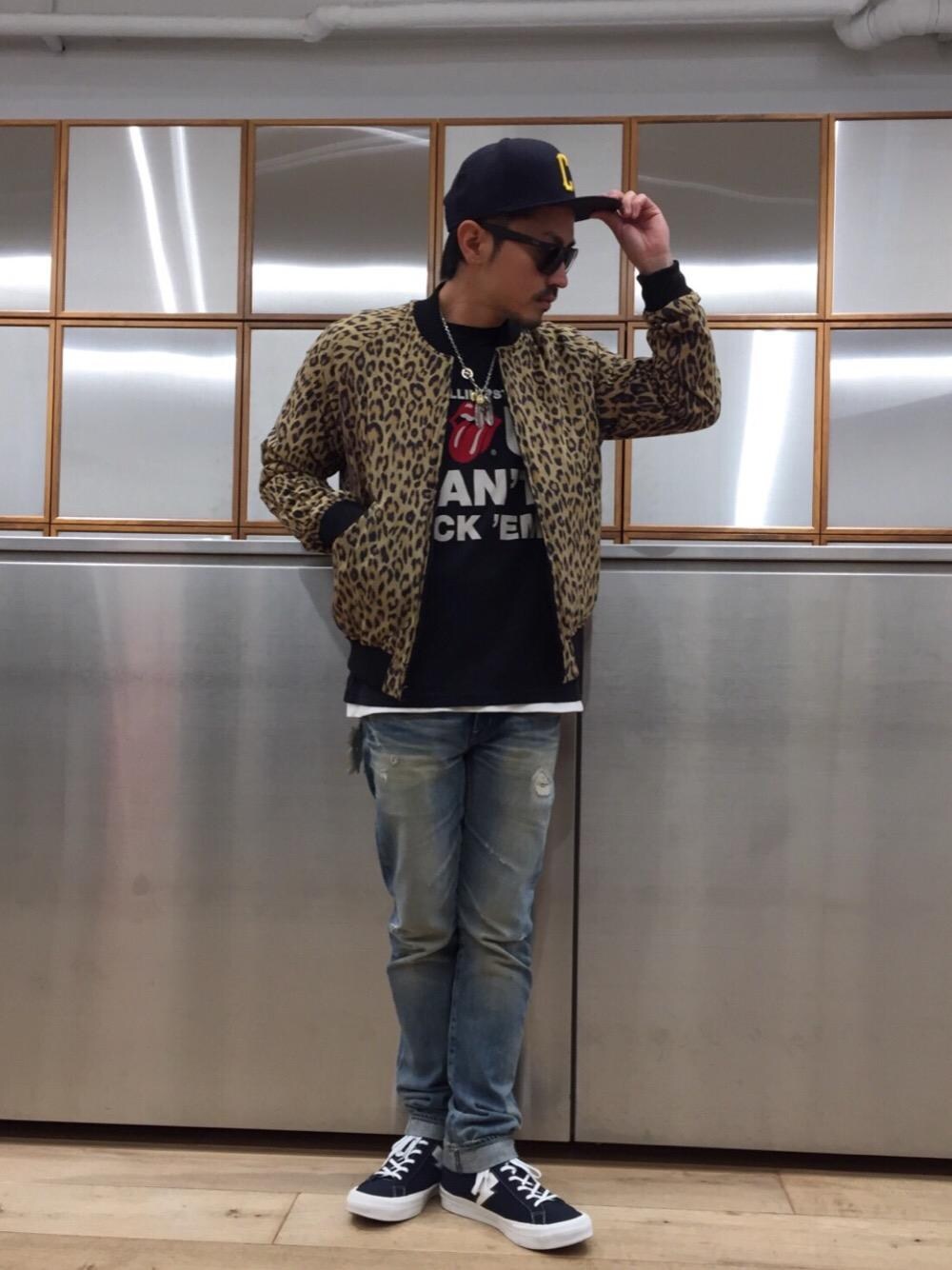 「デニム、冬コーデ、ロンT、Hysteric Glamour、カジュアルコーデ、ストリートコーデ、THE ROLLING STONES、レオパードコーデ」｜「HYSTERIC GLAMOURのRW CLASH加工デニムスリムストレートパンツ（デニムパンツ、ブルー系）」を使った、京都くんさん（メンズ・172cm）の秋コーディネートの1枚目の写真