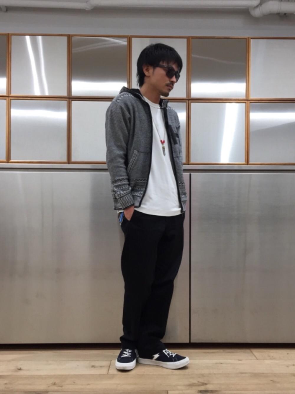 「スニーカー、パーカー、ワイドパンツ、ラフコーデ、カジュアルコーデ、ヒステリックグラマー、ストリートコーデ、ニットコーデ」｜「HYSTERIC GLAMOURのミリタリーチノパンツ（チノパンツ、ブラック系）」を使った、京都くんさん（メンズ・172cm）の冬コーディネートの1枚目の写真