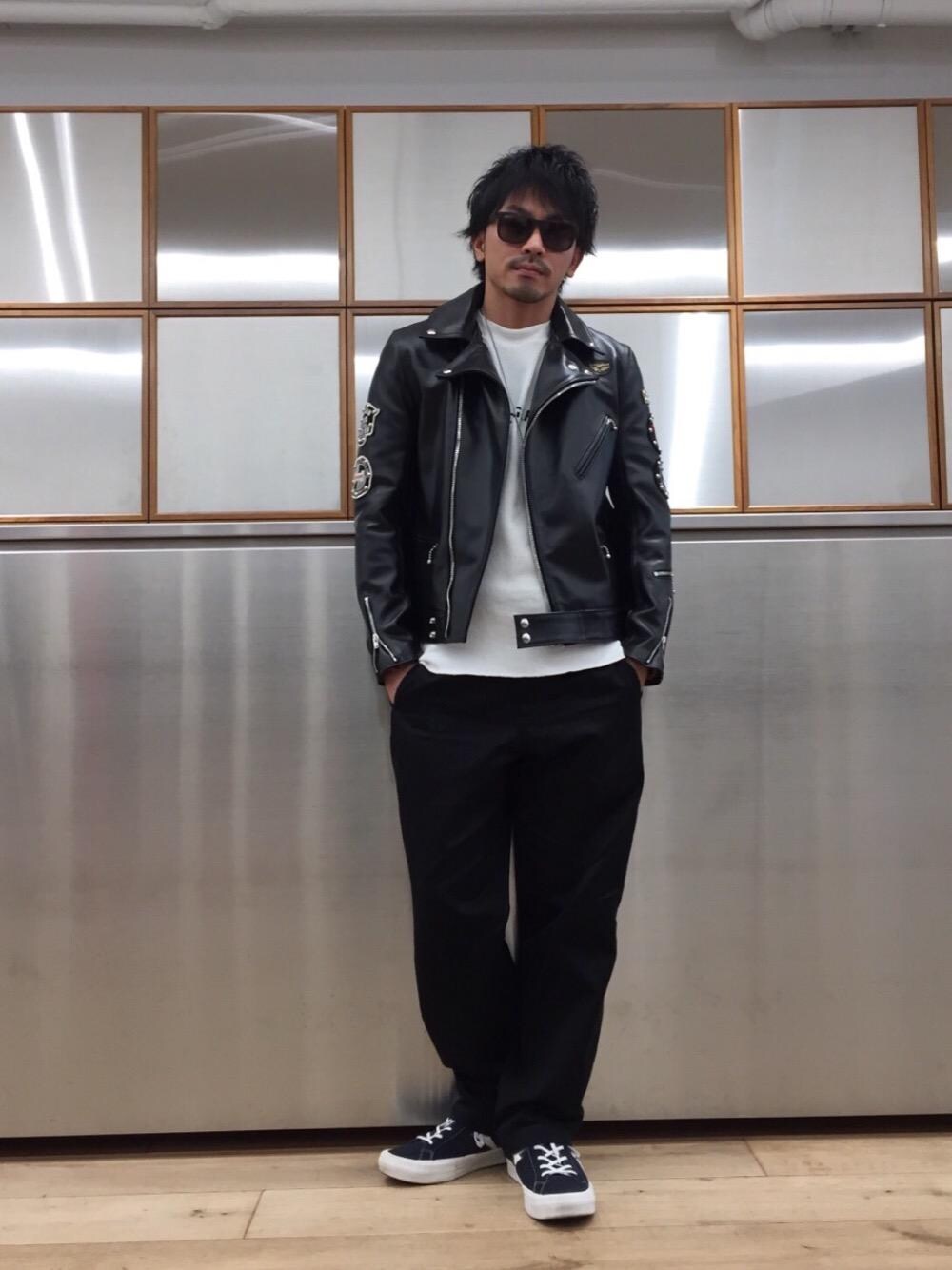 「ロック、ロンT、ワイドパンツ、春コーデ、ルイスレザー、レザーコーデ、ライダースコーデ、パンクコーデ」｜「HYSTERIC GLAMOURのミリタリーチノパンツ（チノパンツ、ブラック系）」を使った、京都くんさん（メンズ・172cm）の春コーディネートの1枚目の写真