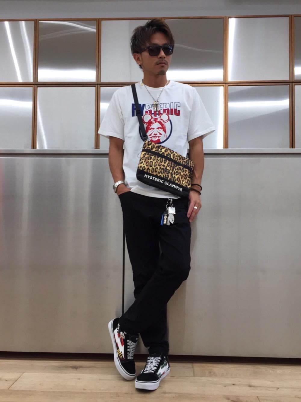 「Tシャツ、コラボレーション、シンプルコーデ、夏コーデ、ラフコーデ、カジュアルコーデ、サコッシュ、MEDICOMTOY、メディコムトイ」｜「HYSTERIC GLAMOURのCORDURA サコッシュ（ショルダーバッグ、その他）」を使った、京都くんさん（メンズ・172cm）の夏コーディネートの1枚目の写真