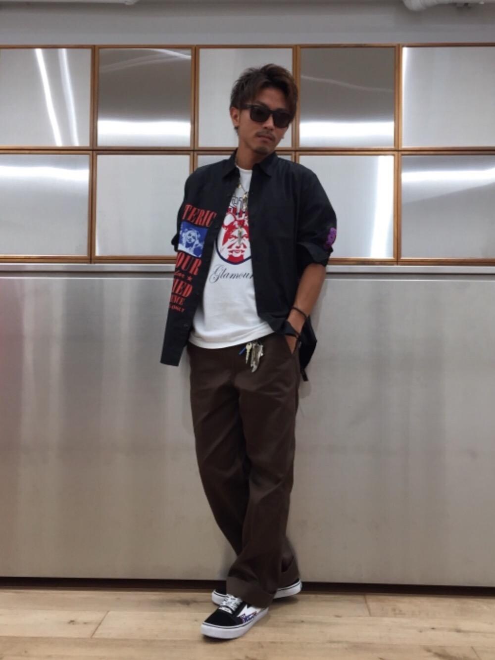 「チノパン、長袖シャツ、ワイドパンツ、シンプルコーデ、ラフコーデ、カジュアルコーデ、ヒステリックグラマー、秋コーデ、MEDICOMTOY、リベンジストーム」｜「HYSTERIC GLAMOURのSUPER HYS CLASSIC スニーカー（スニーカー、ブラック系）」を使った、京都くんさん（メンズ・172cm）の夏コーディネートの1枚目の写真