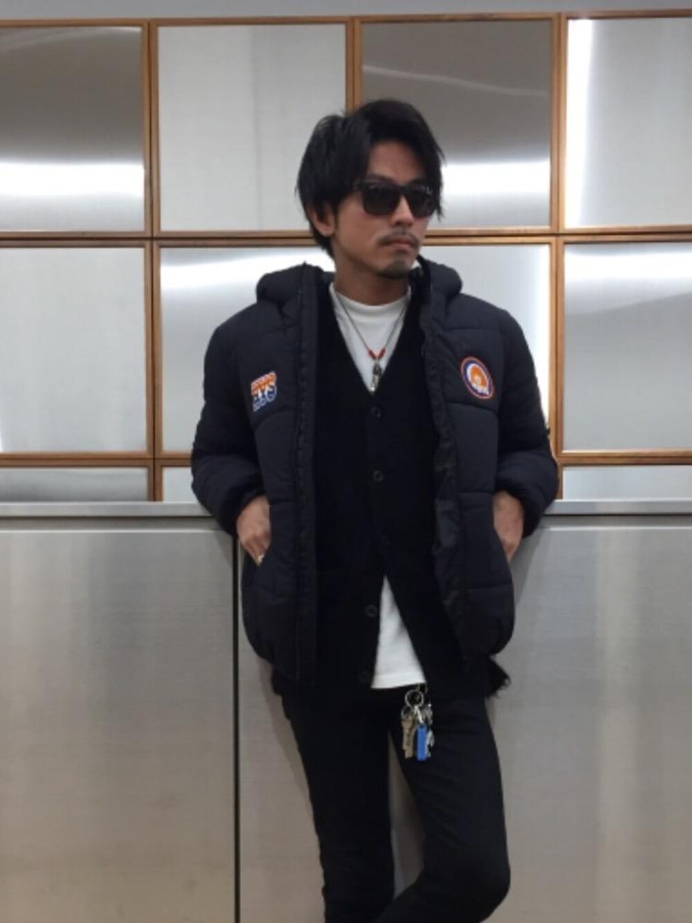 「デニム、スキニー、ブラックコーデ、冬コーデ、プリマロフト、ﾌﾞﾗｯｸﾊﾟﾝﾂ、ニットコーデ、モヘアカーディガン、ロックコーデ」｜「HYSTERIC GLAMOURのHYS SOUNDS SCRATCH pt Tシャツ（Tシャツ/カットソー、ホワイト系）」を使った、京都くんさん（メンズ・172cm）の秋コーディネートの1枚目の写真