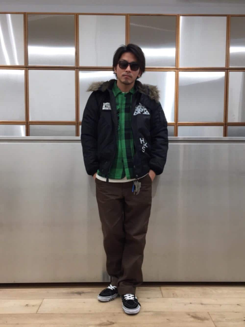 「N-2B、冬コーデ、ワイドパンツ、プリマロフト、カジュアルコーデ、ストリートコーデ、秋コーデ、ミリタリーコーデ、90'Sコーデ」｜「HYSTERIC GLAMOURのHYSTERIC LOGOワッペン CPOシャツ（シャツ/ブラウス、グリーン系）」を使った、京都くんさん（メンズ・172cm）の冬コーディネートの1枚目の写真