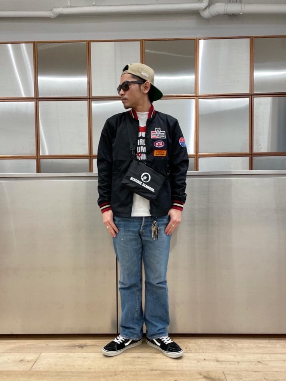 「デニム、ロンT、春コーデ、ラフコーデ、カジュアルコーデ、ストリートコーデ、ストレートデニム、レーシングジャケット、90'Sコーデ」｜「HYSTERIC GLAMOURのHG SPARKSアップリケレーシングジャケット（ナイロンジャケット、ブラック系）」を使った、京都くんさん（メンズ・172cm）の冬コーディネートの1枚目の写真