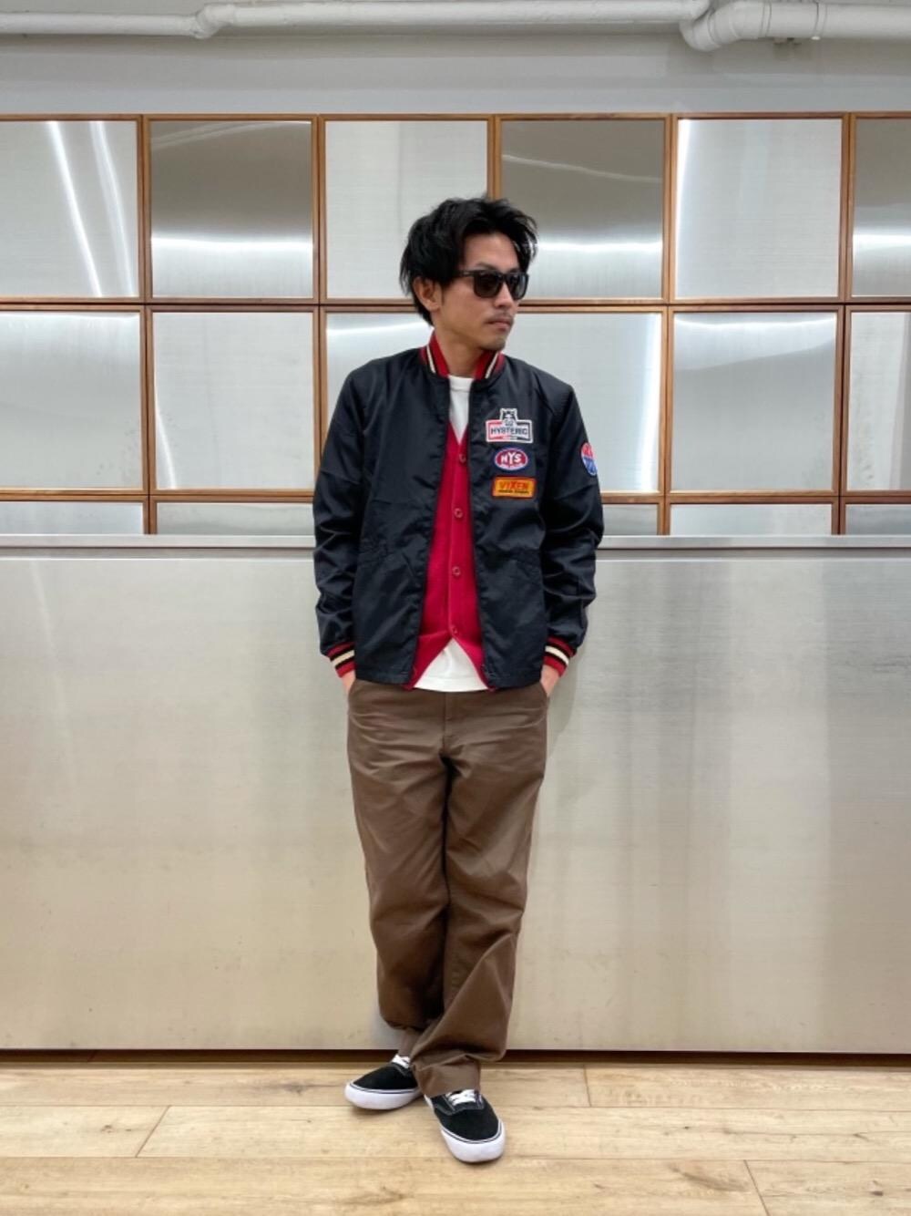 「チノパン、Hysteric Glamour、春コーデ、カジュアルコーデ、ヒステリックグラマー、ニットコーデ、レーシングジャケット、カーディガンコーデ、90'Sコーデ」｜「HYSTERIC GLAMOURのHG SPARKSアップリケレーシングジャケット（ナイロンジャケット、ブラック系）」を使った、京都くんさん（メンズ・172cm）の冬コーディネートの1枚目の写真