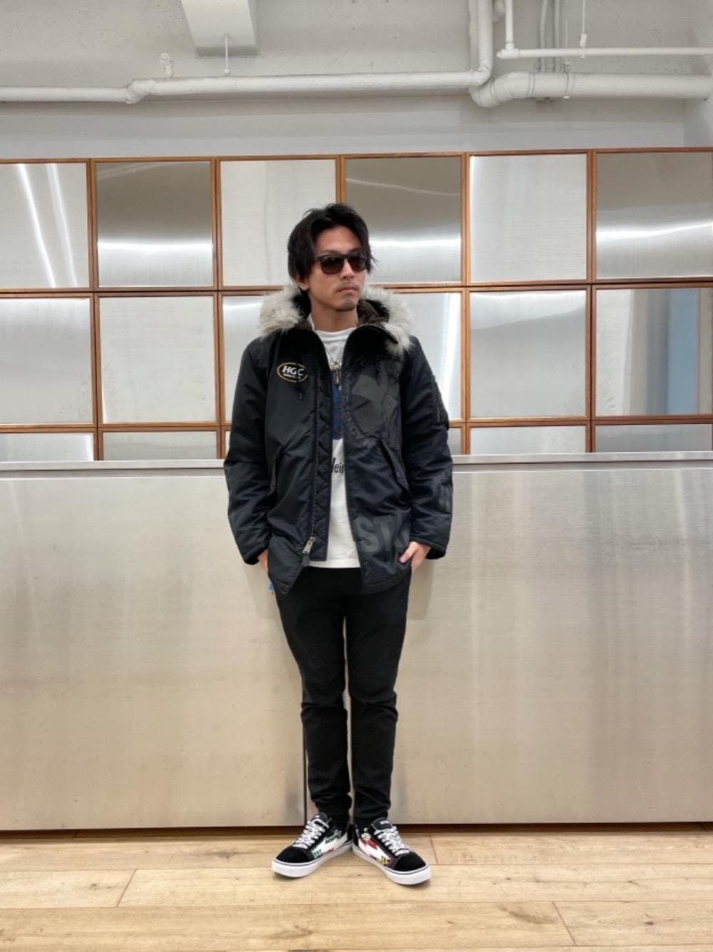 「ミリタリーコート、冬コーデ、N-3B、Hysteric Glamour、プリマロフト、シンプルコーデ、ﾌﾞﾗｯｸﾊﾟﾝﾂ、ラフコーデ、カジュアルコーデ、ミリタリーコーデ」｜「HYSTERIC GLAMOURのHYSTERIC CIRCLE N-3Bコート（ミリタリージャケット、ブラック系）」を使った、京都くんさん（メンズ・172cm）の春コーディネートの1枚目の写真