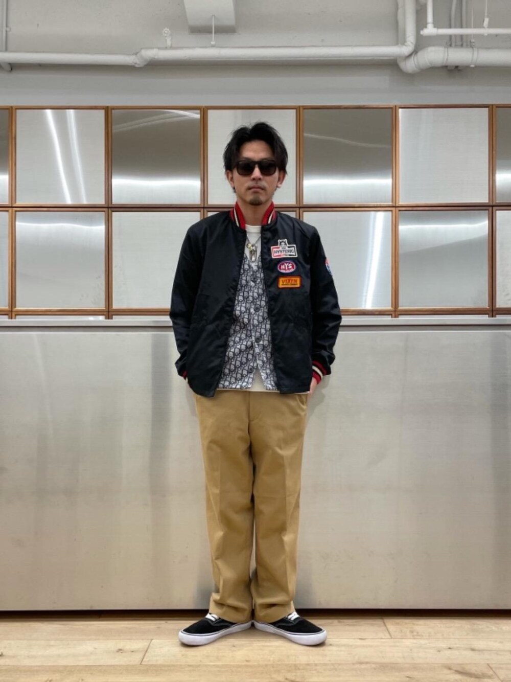 「総柄、ワイドパンツ、シンプルコーデ、カジュアルコーデ、レーシングジャケット、カーディガンコーデ、アメカジコーデ、90'Sコーデ、春こーで」｜「HYSTERIC GLAMOURのHG SPARKSアップリケレーシングジャケット（ナイロンジャケット、ブラック系）」を使った、京都くんさん（メンズ・172cm）の春コーディネートの1枚目の写真