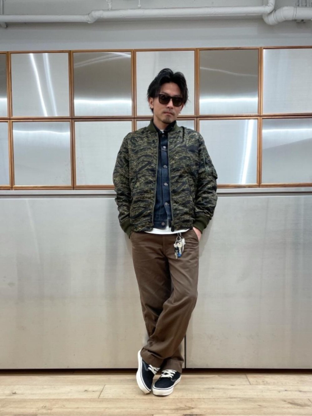 「チノパン、総柄、リジットデニム、カジュアルコーデ、迷彩コーデ、ストリートコーデ、ミリタリーコーデ、L-2B、春こーで」｜「HYSTERIC GLAMOURのデニムトラッカージャケット（デニムジャケット、ブルー系）」を使った、京都くんさん（メンズ・172cm）の春コーディネートの1枚目の写真