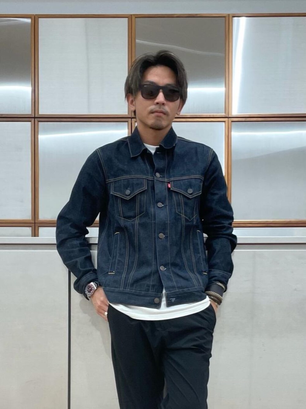 「生デニム、リジットデニム、シンプルコーデ、カジュアルコーデ、秋コーデ、でにむ、ブラックパンツ、90'sコーデ」｜「HYSTERIC GLAMOURのHYS LOGO pt SET Tシャツ（Tシャツ/カットソー、ホワイト系）」を使った、京都くんさん（メンズ・172cm）の秋コーディネートの1枚目の写真