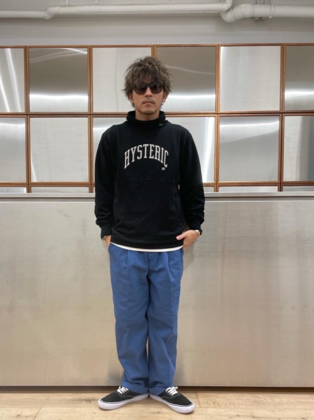 「スウェット、チノパン、ハイネック、カジュアルコーデ、秋コーデ、1タックパンツ、らふこーで、90'sコーデ、ワイドぱんつ」｜「HYSTERIC GLAMOURのHYS LOGO pt SET Tシャツ（Tシャツ/カットソー、ホワイト系）」を使った、京都くんさん（メンズ・172cm）の秋コーディネートの1枚目の写真