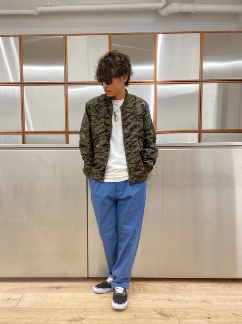 「総柄、シンプルコーデ、カジュアルコーデ、迷彩コーデ、秋コーデ、ロンt、らふこーで、90'sコーデ、ワイドぱんつ」｜「HYSTERIC GLAMOURのHGロゴ L-2B ジャケット（ミリタリージャケット、グリーン系）」を使った、京都くんさん（メンズ・172cm）の秋コーディネートの1枚目の写真