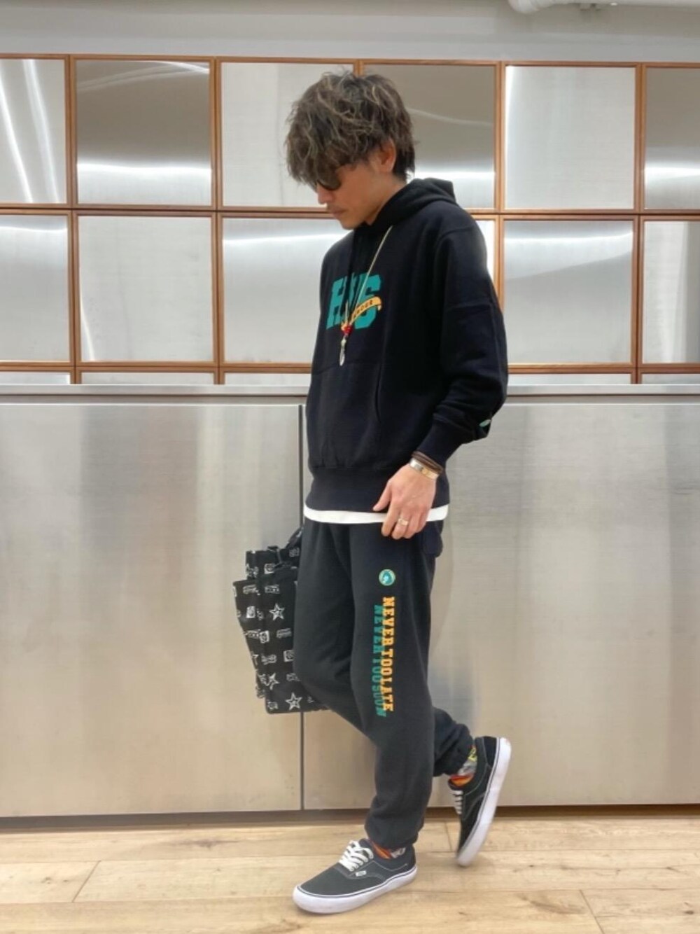 「スウェット、セットアップ、パーカー、コラボレーション、シンプルコーデ、カジュアルコーデ、ストリートコーデ、秋コーデ、らふこーで、porter」｜「HYSTERIC GLAMOURのHYS LOGO pt SET Tシャツ（Tシャツ/カットソー、ホワイト系）」を使った、京都くんさん（メンズ・172cm）の秋コーディネートの1枚目の写真