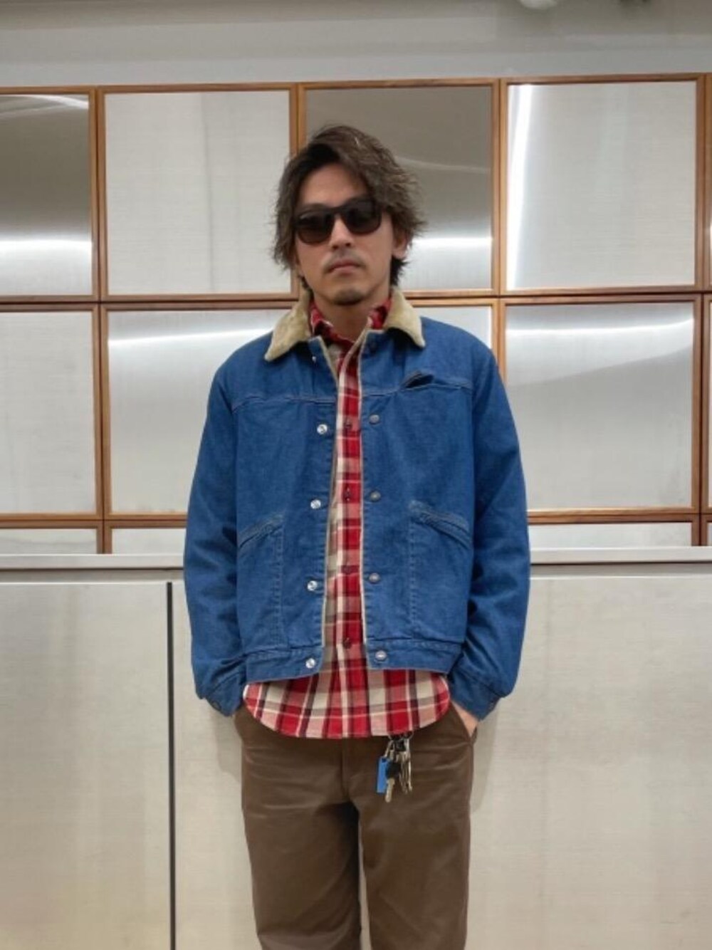 「デニムジャケット、冬コーデ、ボアジャケット、ライトアウター、カジュアルコーデ、アメカジコーデ、でにむ、90'sコーデ、ワイドぱんつ、秋🍁コーデ」｜「HYSTERIC GLAMOURのチノパン（チノパンツ、ブラウン系）」を使った、京都くんさん（メンズ・172cm）の秋コーディネートの1枚目の写真