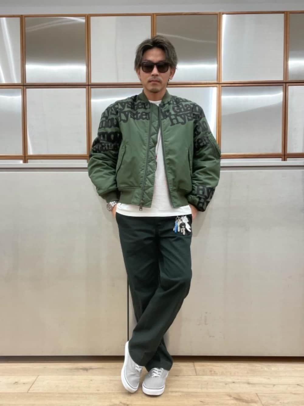 「チノパン、冬コーデ、総柄、プリマロフト、カジュアルコーデ、ミリタリーコーデ、ma-1、ロンt、ワイドぱんつ」｜「HYSTERIC GLAMOURのTYPE LOGO MA-1ジャケット（MA-1、グリーン系）」を使った、京都くんさん（メンズ・172cm）の冬コーディネートの1枚目の写真