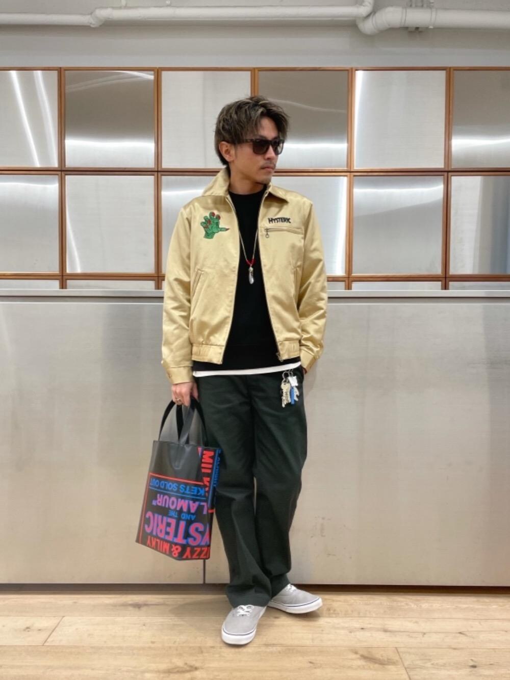 「スウェット、スカジャン、チノパン、ライトアウター、カジュアルコーデ、ヒステリックグラマー、90'sコーデ、ワイドぱんつ、秋🍁コーデ」｜「HYSTERIC GLAMOURのワッフル ポケット付Tシャツ 2パック（Tシャツ/カットソー、ホワイト系）」を使った、京都くんさん（メンズ・172cm）の冬コーディネートの1枚目の写真