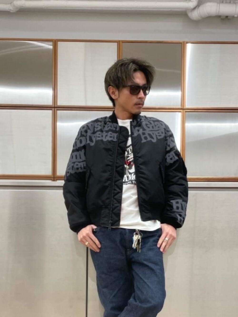 「冬コーデ、総柄、プリマロフト、シンプルコーデ、ライトアウター、ミリタリーコーデ、でにむ、ma-1、ロンt」｜「HYSTERIC GLAMOURのTYPE LOGO MA-1ジャケット（MA-1、ブラック系）」を使った、京都くんさん（メンズ・172cm）の冬コーディネートの1枚目の写真