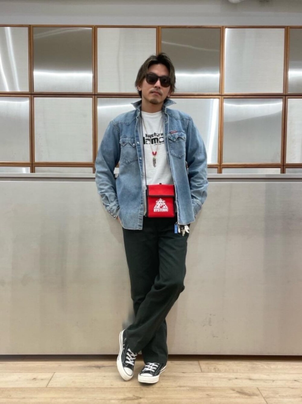 「デニムシャツ、長袖シャツ、ウエスタンシャツ、カジュアルコーデ、ストリートコーデ、でにむ、春こーで、90'sコーデ、ワイドぱんつ」｜「HYSTERIC GLAMOURのTRIANGLE WOMAN モバイルオフィスサコッシュ（ショルダーバッグ、レッド系）」を使った、京都くんさん（メンズ・172cm）の冬コーディネートの1枚目の写真