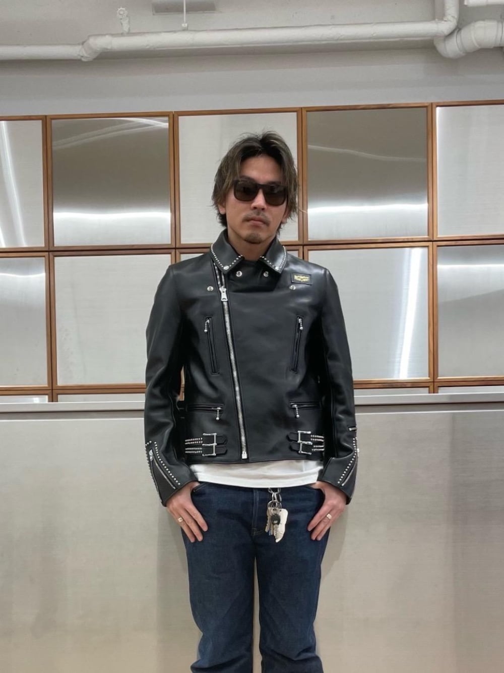 「コラボレーション、ダブルライダース、ルイスレザー、ロックコーデ、ライダースコーデ、ライトニング、でにむ、春こーで」｜「HYSTERIC GLAMOURのHG STUDIO LOGO Tシャツ（Tシャツ/カットソー、ホワイト系）」を使った、京都くんさん（メンズ・172cm）の冬コーディネートの1枚目の写真