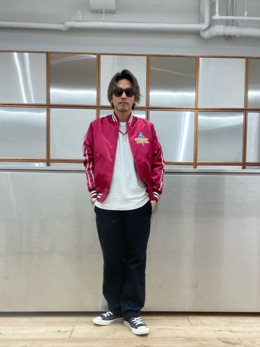 「スニーカー、スカジャン、チノパン、ライトアウター、カジュアルコーデ、アメカジコーデ、春こーで、らふこーで、90'sコーデ、ワイドぱんつ」｜「HYSTERIC GLAMOURのHYS LOGO pt SET Tシャツ（Tシャツ/カットソー、ホワイト系）」を使った、京都くんさん（メンズ・172cm）の春コーディネートの1枚目の写真