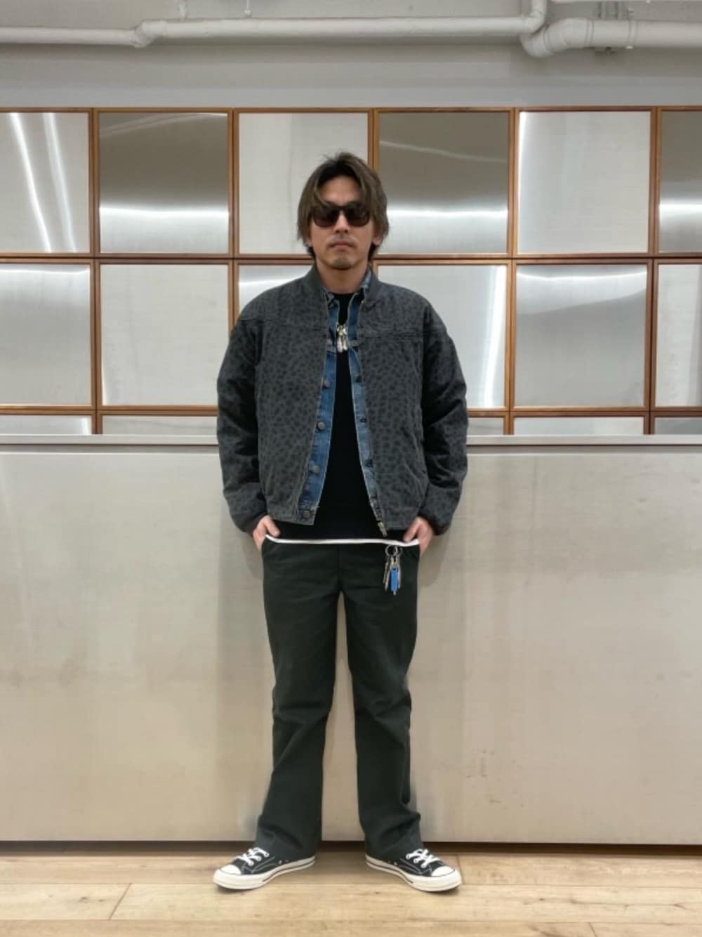 「スニーカー、チノパン、ライトアウター、カジュアルコーデ、ストリートコーデ、でにむ、春こーで、90'sコーデ、ワイドぱんつ」｜「HYSTERIC GLAMOURのHYS LOGO pt SET Tシャツ（Tシャツ/カットソー、ホワイト系）」を使った、京都くんさん（メンズ・172cm）の春コーディネートの1枚目の写真