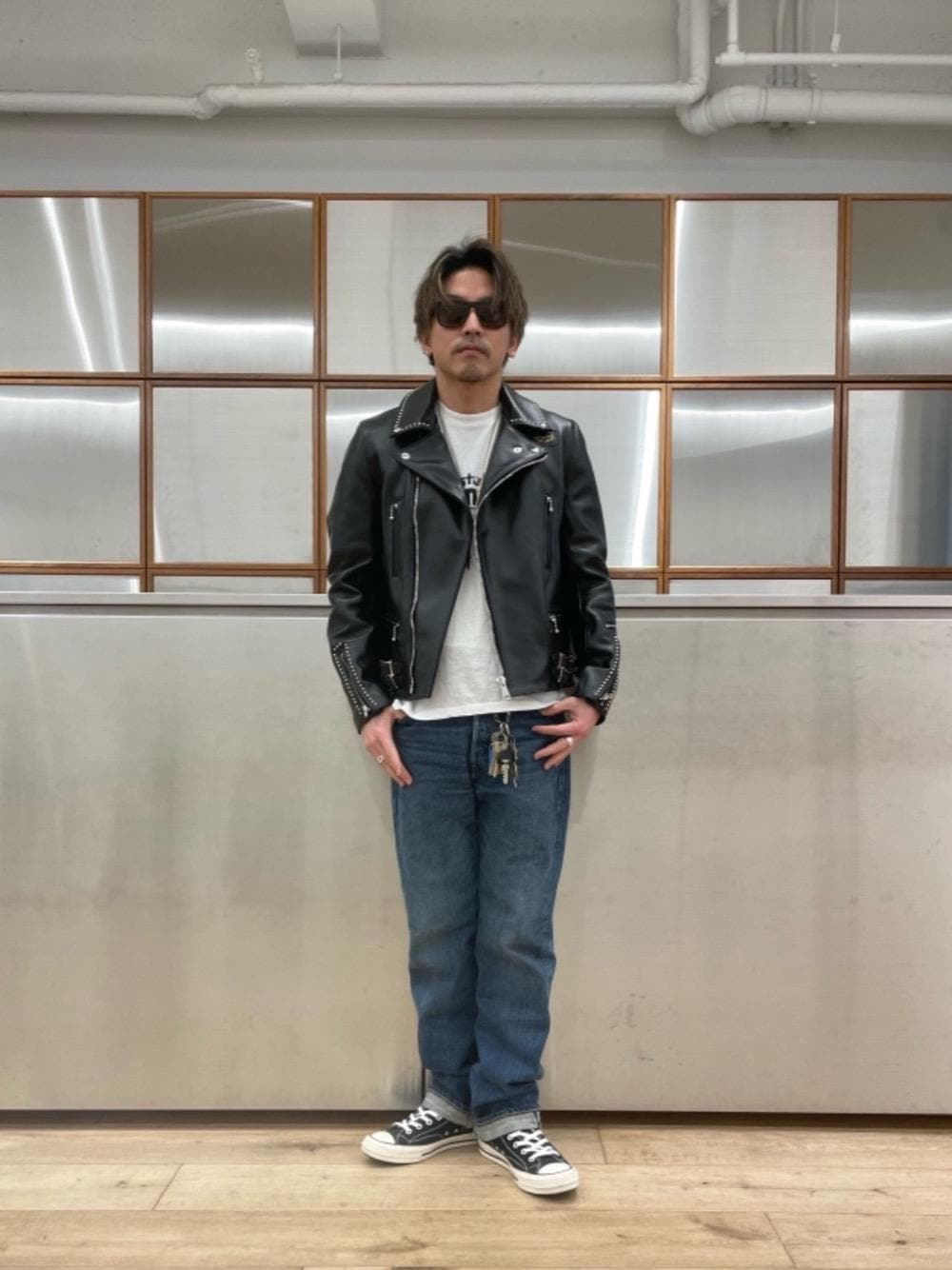 「コラボレーション、シンプルコーデ、ルイスレザー、ストレートデニム、ロックコーデ、レザーコーデ、ライダースコーデ、でにむ、春こーで」｜「HYSTERIC GLAMOURのWW2 ストレートデニムパンツ（デニムパンツ、ブルー系）」を使った、京都くんさん（メンズ・172cm）の春コーディネートの1枚目の写真