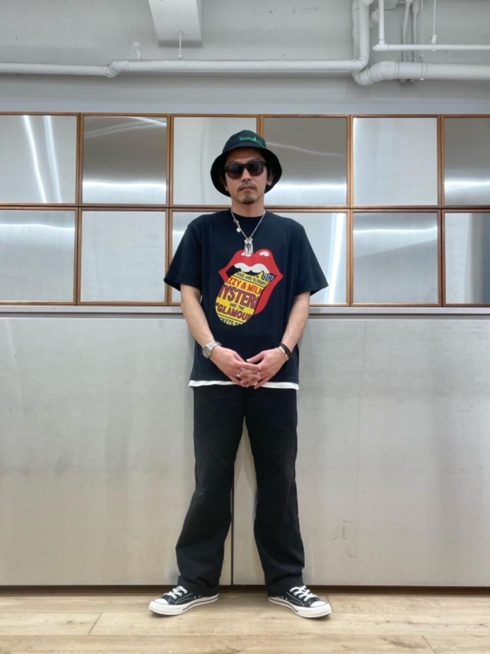 「ブラックコーデ、コラボレーション、シンプルコーデ、バケットハット、THE ROLLING STONES、hysteric glamour、ワイドぱんつ、Ｔシャツ」｜「HYSTERIC GLAMOURのHYS LOGO pt SET Tシャツ（Tシャツ/カットソー、ホワイト系）」を使った、京都くんさん（メンズ・172cm）の春コーディネートの1枚目の写真