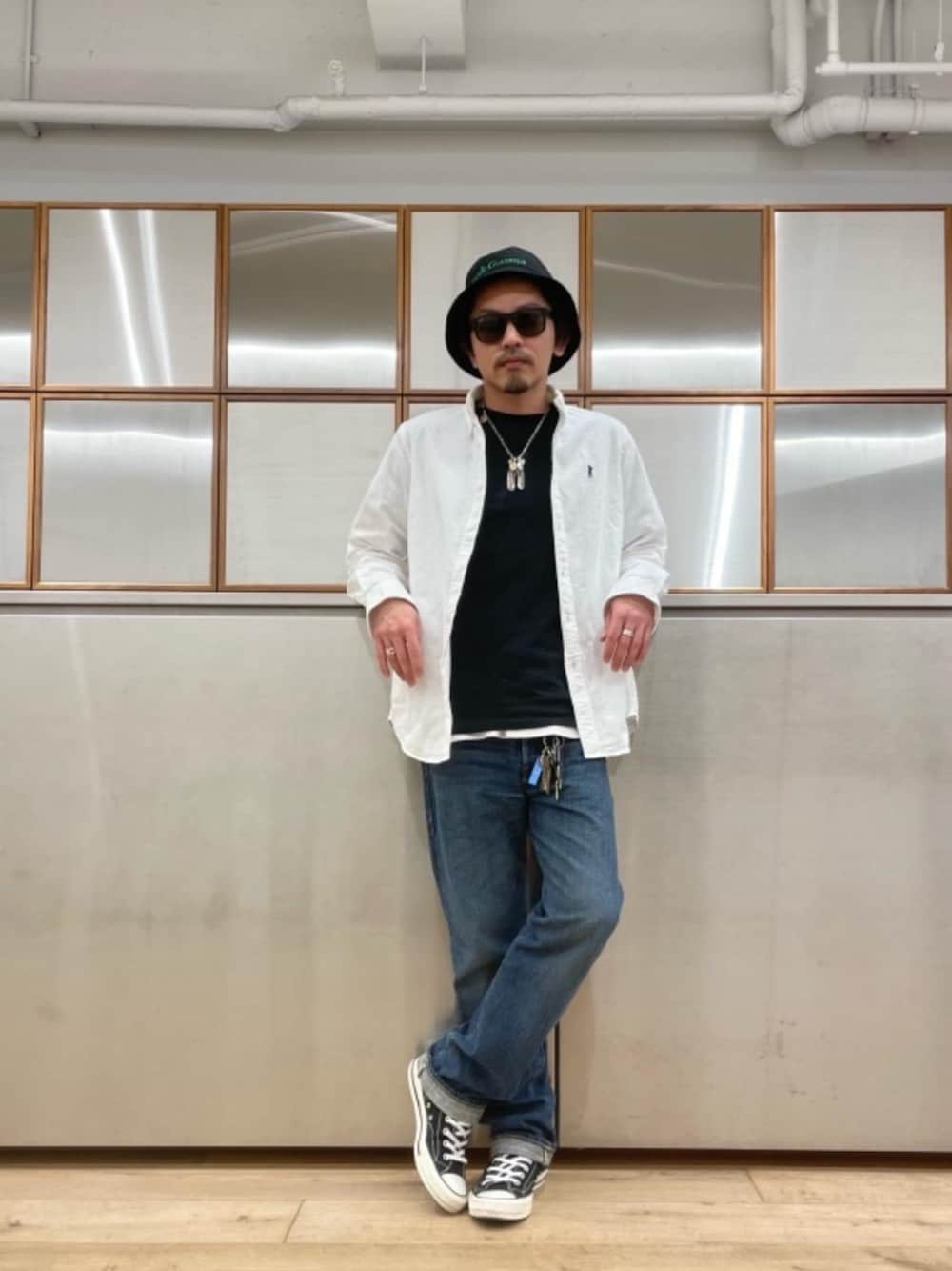 「スニーカー、長袖シャツ、セルビッチデニム、カジュアルコーデ、でにむ、春こーで、hysteric glamour、らふこーで、Ｔシャツ」｜「HYSTERIC GLAMOURのHYS LOGO pt SET Tシャツ（Tシャツ/カットソー、ホワイト系）」を使った、京都くんさん（メンズ・172cm）の春コーディネートの1枚目の写真