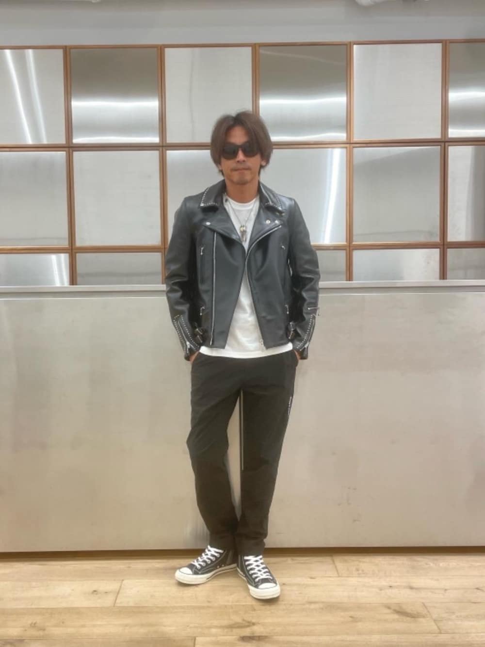 「スニーカー、モノトーンコーデ、ルイスレザー、ロックコーデ、ライダースコーデ、ライトニング、hysteric glamour、秋🍁コーデ」｜「HYSTERIC GLAMOURのWHO CAN DENY?IN DREAMS スラックスイージーパンツ（その他パンツ、ブラック系）」を使った、京都くんさん（メンズ・172cm）の夏コーディネートの1枚目の写真