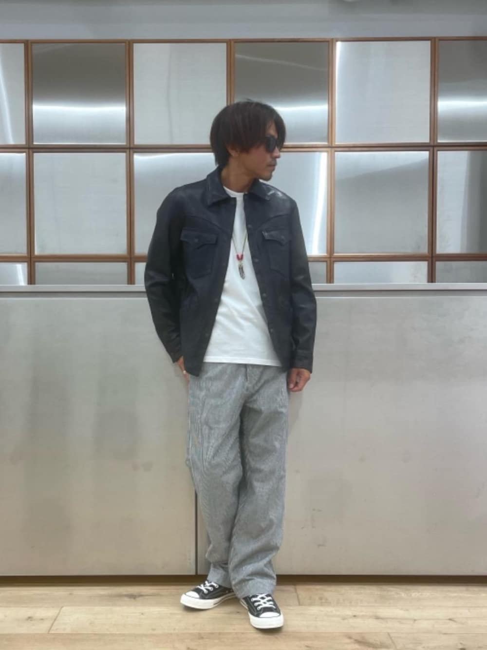 「ペインターパンツ、ヒッコリーパンツ、レザーコーデ、らふこーで、90'sコーデ、ワイドぱんつ、秋🍁コーデ、ウエスタンレザー、シンプルこーで」｜「HYSTERIC GLAMOURのラムレザー ウエスタンジャケット（その他アウター、ブラック系）」を使った、京都くんさん（メンズ・172cm）の夏コーディネートの1枚目の写真