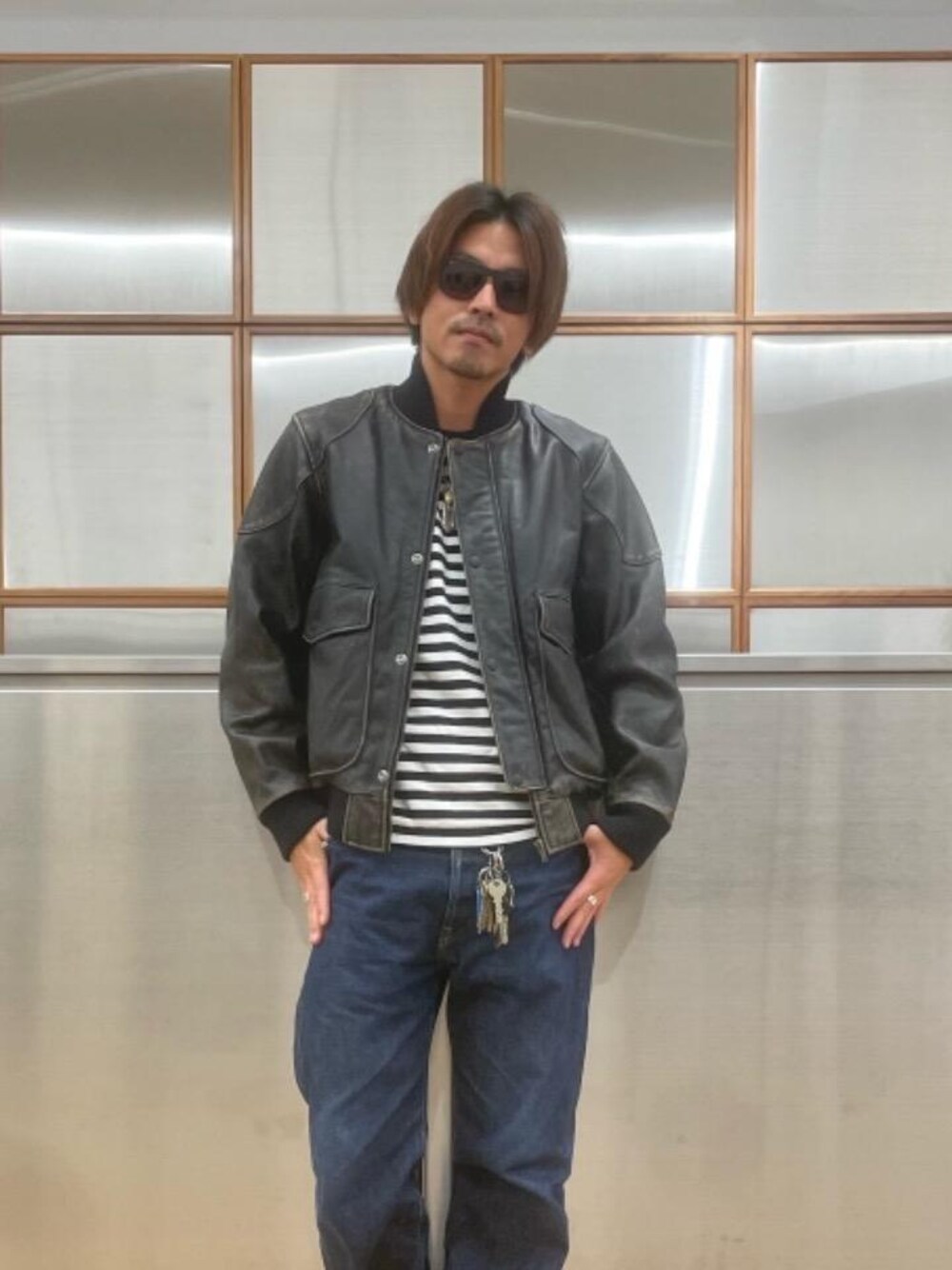 「リジットデニム、ライトアウター、カジュアルコーデ、アメカジコーデ、レザーコーデ、でにむ、hysteric glamour、90'sコーデ、シンプルこーで」｜「HYSTERIC GLAMOURのHYS TIMES刺繍 Tシャツ（Tシャツ/カットソー、ホワイト系）」を使った、京都くんさん（メンズ・172cm）の秋コーディネートの1枚目の写真