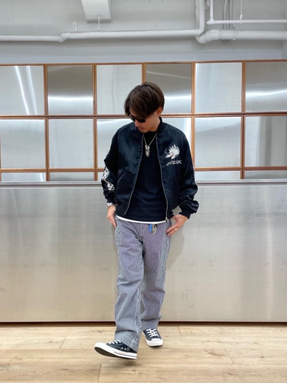 「スカジャン、ペインターパンツ、スーベニアジャケット、ヒステリックグラマー」｜「HYSTERIC GLAMOURのサイドジップ ハイカットスニーカー（スニーカー、ブラック系）」を使った、京都くんさん（メンズ・172cm）の秋コーディネートの1枚目の写真