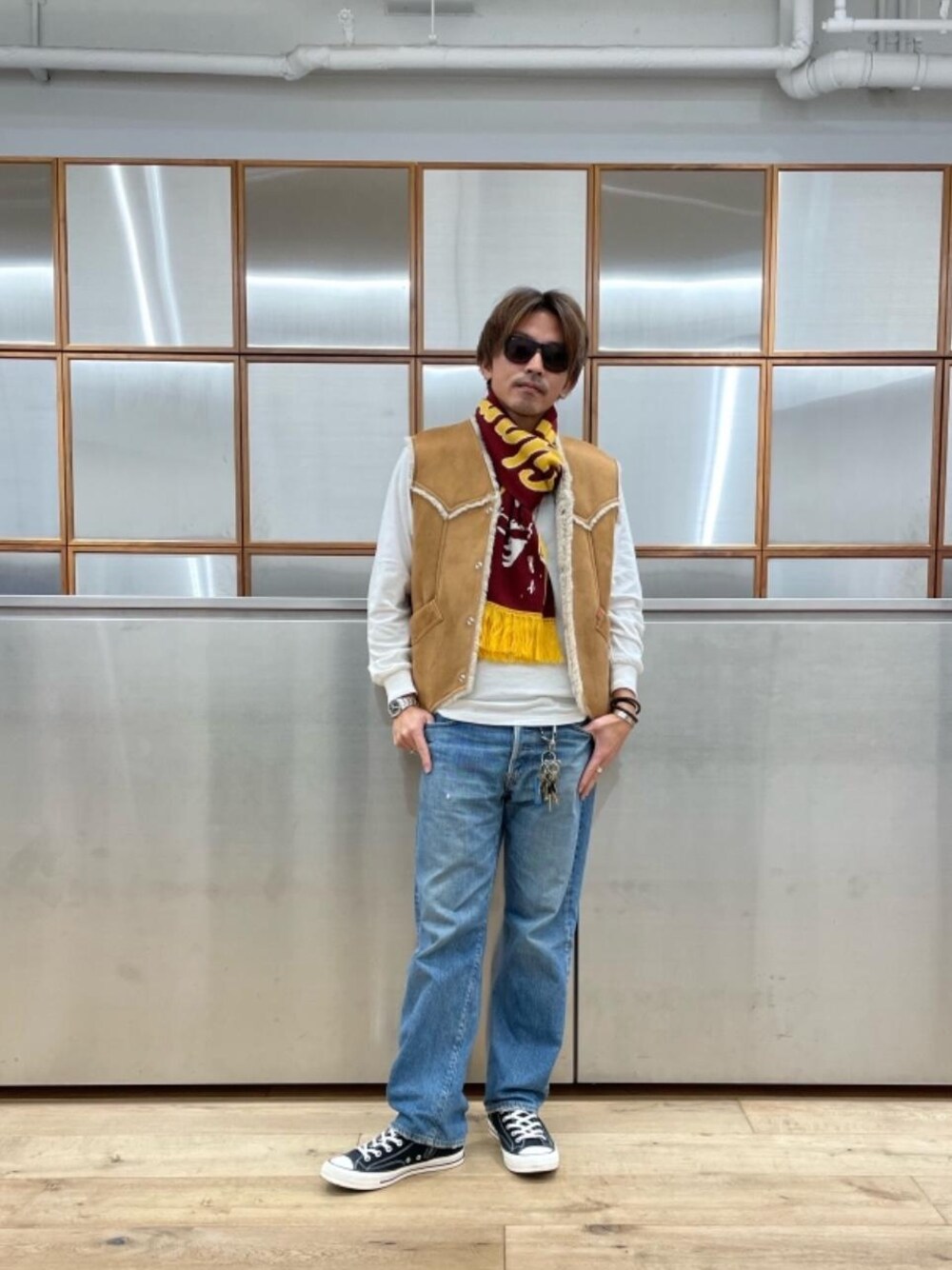 「スニーカー、マフラー、ヒステリックグラマー、でにむ、べすと、らふこーで、あめかじ、秋こーで」｜「HYSTERIC GLAMOURのストレートデニムパンツ（デニムパンツ、ブルー系）」を使った、京都くんさん（メンズ・172cm）の秋コーディネートの1枚目の写真