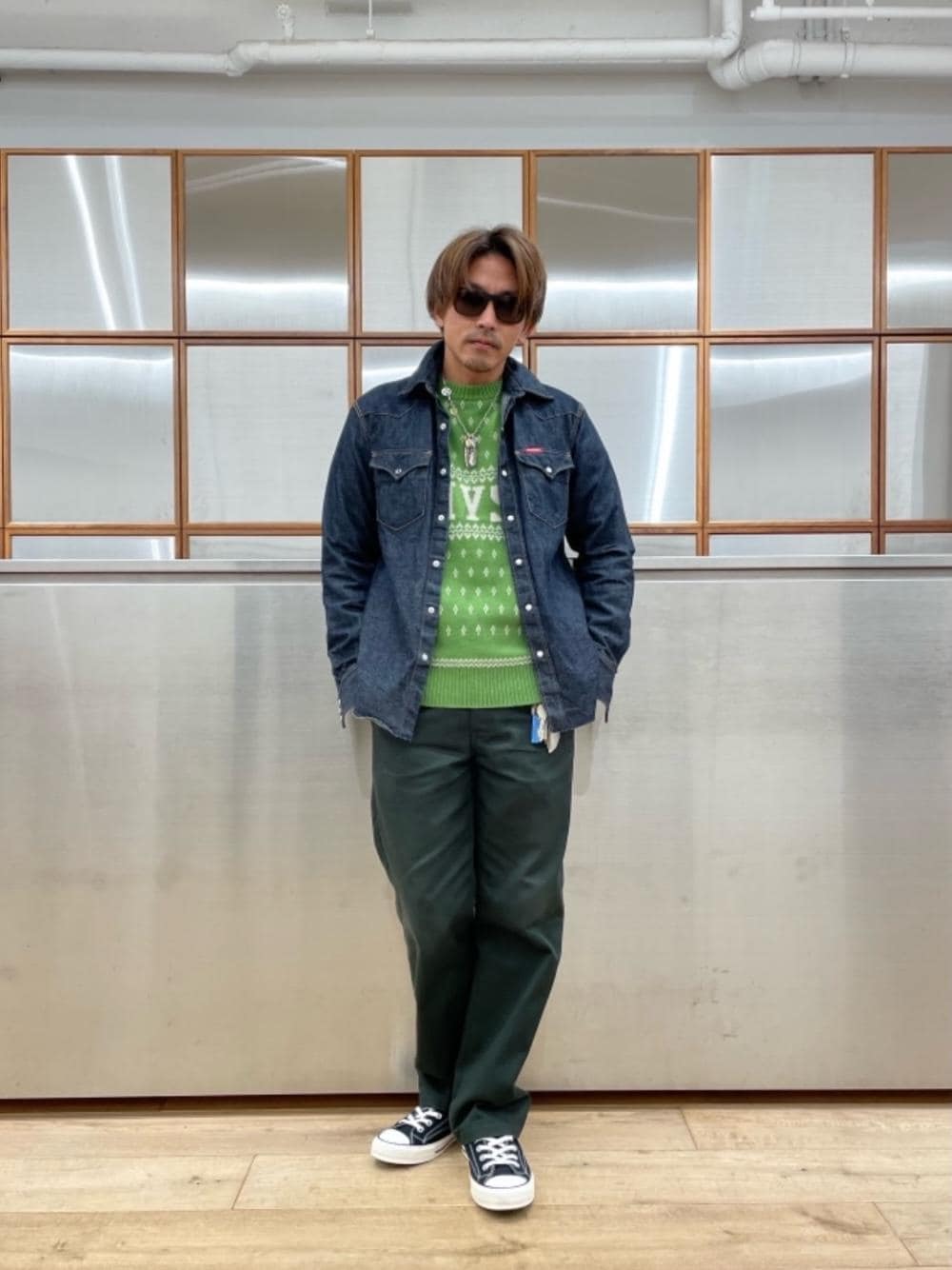「スニーカー、カジュアル、デニムシャツ、総柄、でにむ、らふこーで、ワイドぱんつ、シンプルこーで、ウエストタンシャツ」｜「HYSTERIC GLAMOURのHYSTERIC刺繍 ウエスタンデニムシャツ（シャツ/ブラウス、ブルー系）」を使った、京都くんさん（メンズ・172cm）の冬コーディネートの1枚目の写真