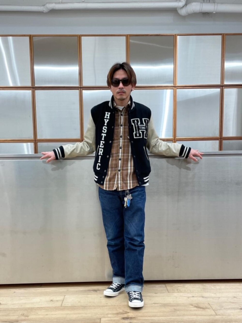 「スタジャン、カジュアル、チェックシャツ、バックプリント、でにむ、春こーで、あめかじ、シャツ 、秋こーで」｜「HYSTERIC GLAMOURのサイドジップ ハイカットスニーカー（スニーカー、ブラック系）」を使った、京都くんさん（メンズ・172cm）の冬コーディネートの1枚目の写真