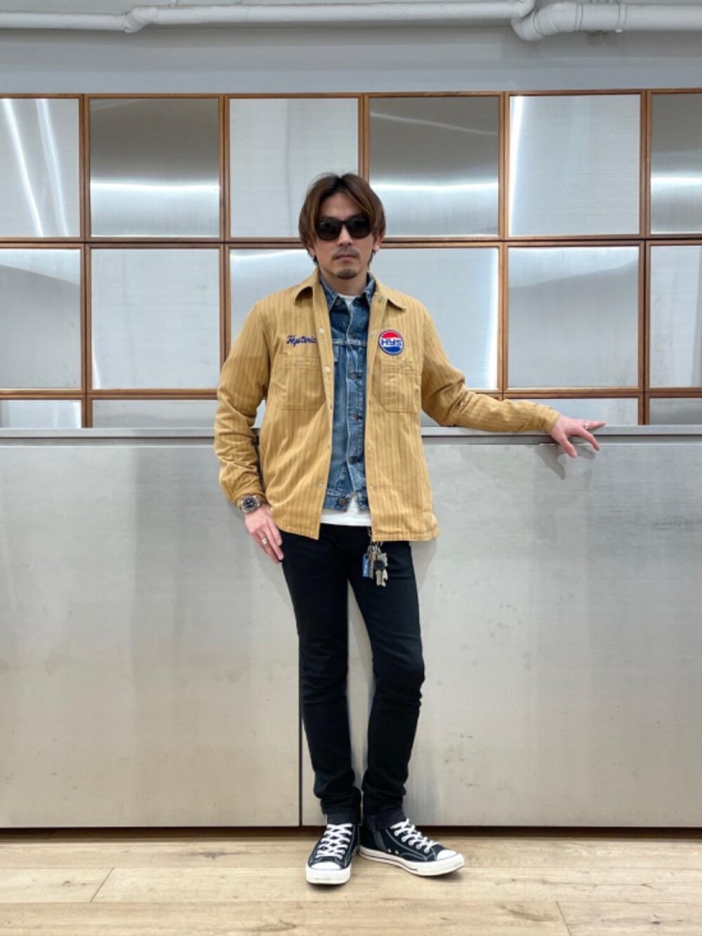 「スニーカー、ジャケット、スリムパンツ、でにむ、春こーで、あめかじ、シャツ 」｜「HYSTERIC GLAMOURのデニムジャケット（デニムジャケット、ブルー系）」を使った、京都くんさん（メンズ・172cm）の春コーディネートの1枚目の写真