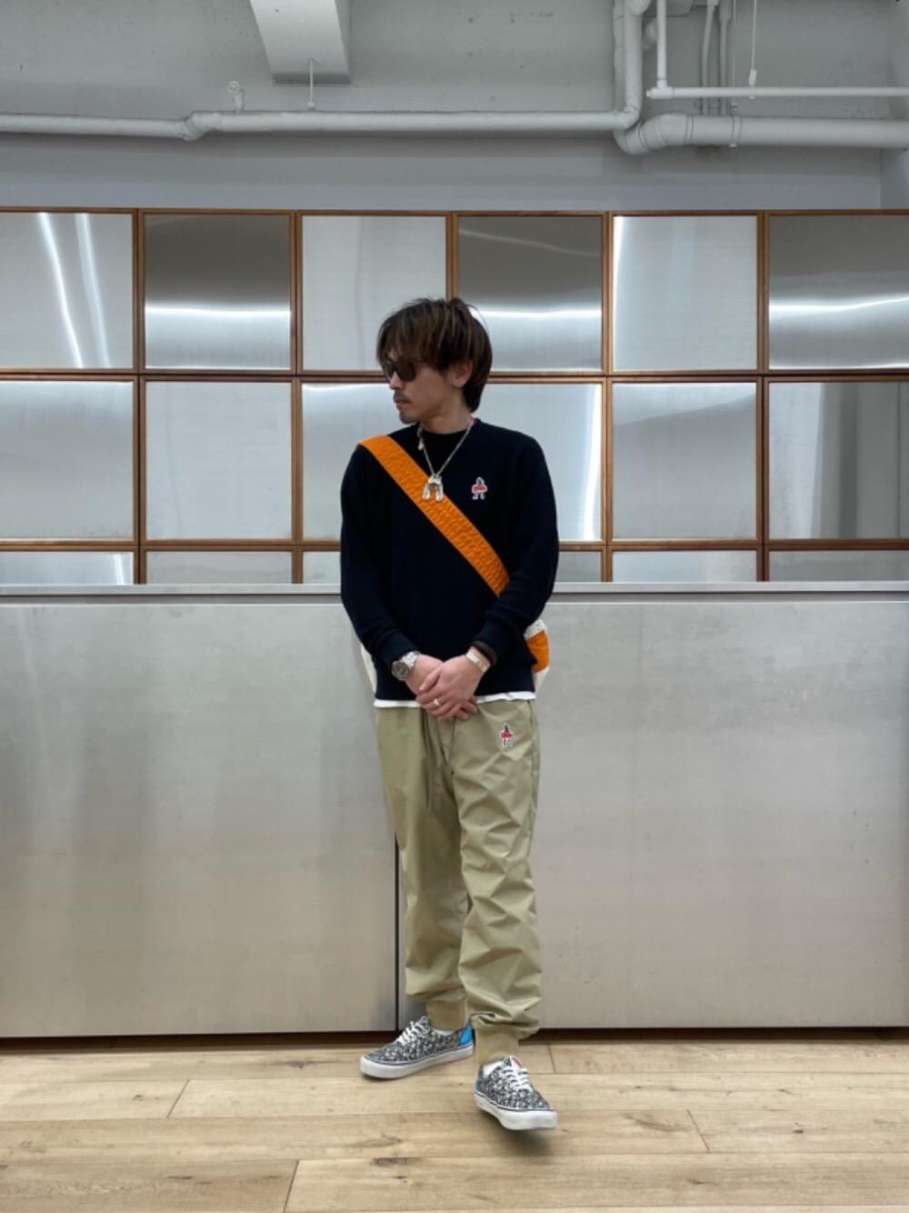 「トラックパンツ、撥水、ヒステリックグラマー、軽量、防風、春こーで、シンプルこーで、秋こーで」｜「HYSTERIC GLAMOURのVIXEN GIRLワッペン セーター（ニット/セーター、ブラック系）」を使った、京都くんさん（メンズ・172cm）の春コーディネートの1枚目の写真