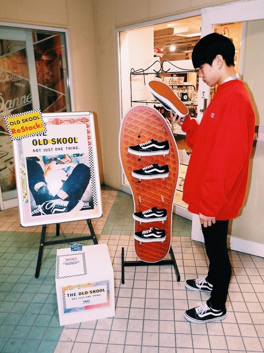「old skool」｜「VANSの【ヴァンズ】Old Skool　オールドスクール（スニーカー、ブラック系）」を使った、フウイ ウタシロさん（メンズ・176cm）の秋コーディネートの1枚目の写真