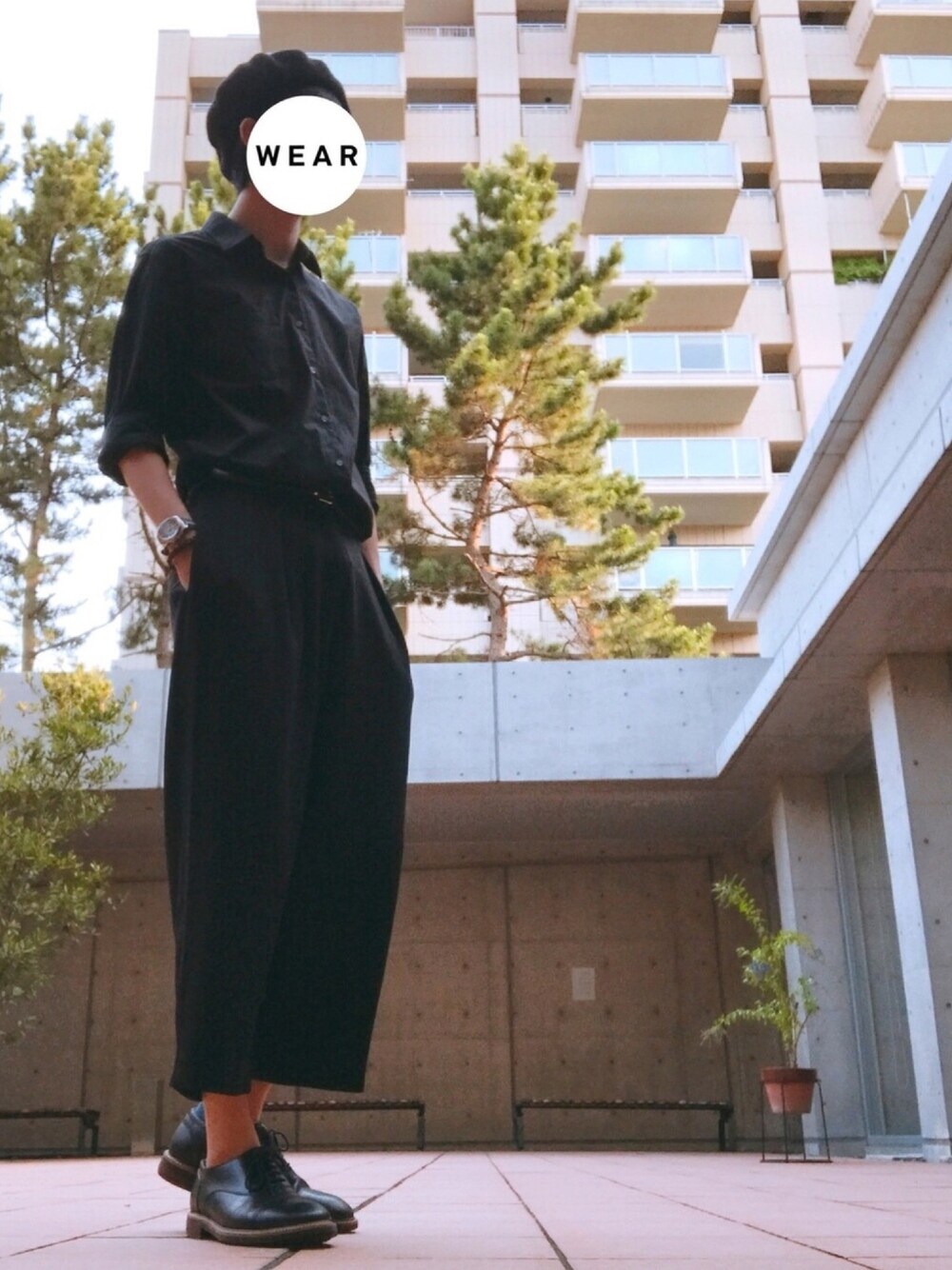 「大学生、福岡、長崎、モノトーン、ブラックコーデ、タックイン、レディース、ベレー帽、ワイドパンツ、革靴」｜「UNIQLOのMEN ファインクロスストレッチスリムフィットブロードシャツ（長袖）（シャツ/ブラウス、ブラック系）」を使った、とみおさん（メンズ・178cm）の夏コーディネートの1枚目の写真