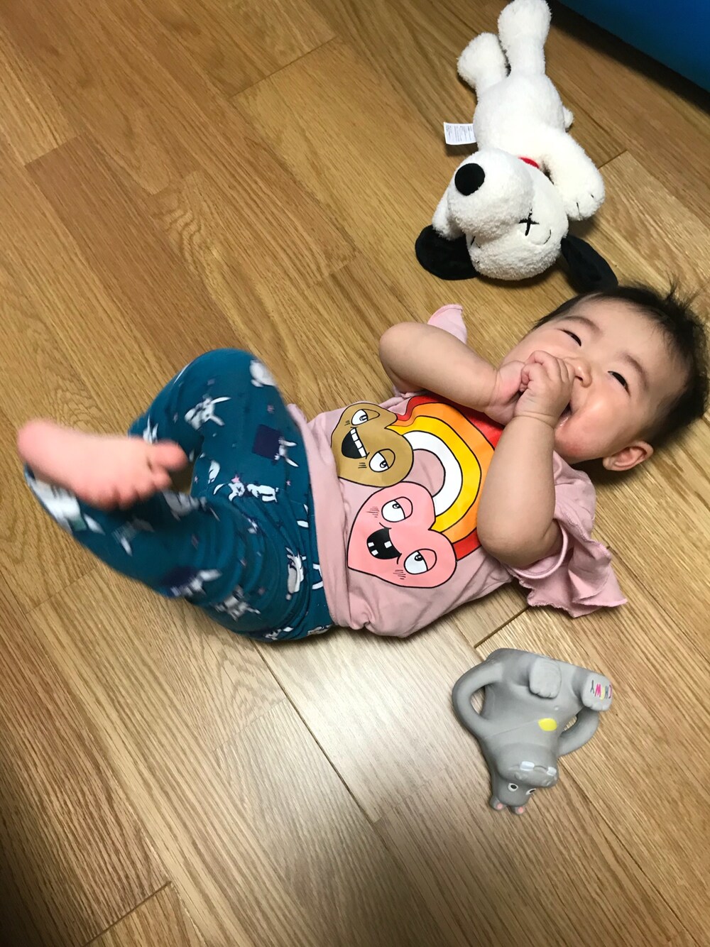 「娘、女の子、ミニロディーニ、minirodini、UNIQLO、kaws、kaws×uniqlo」｜「Mini Rodiniのアイテム（Tシャツ/カットソー、ピンク系）」を使った、🍭さん（キッズ・60cm）の春コーディネートの1枚目の写真