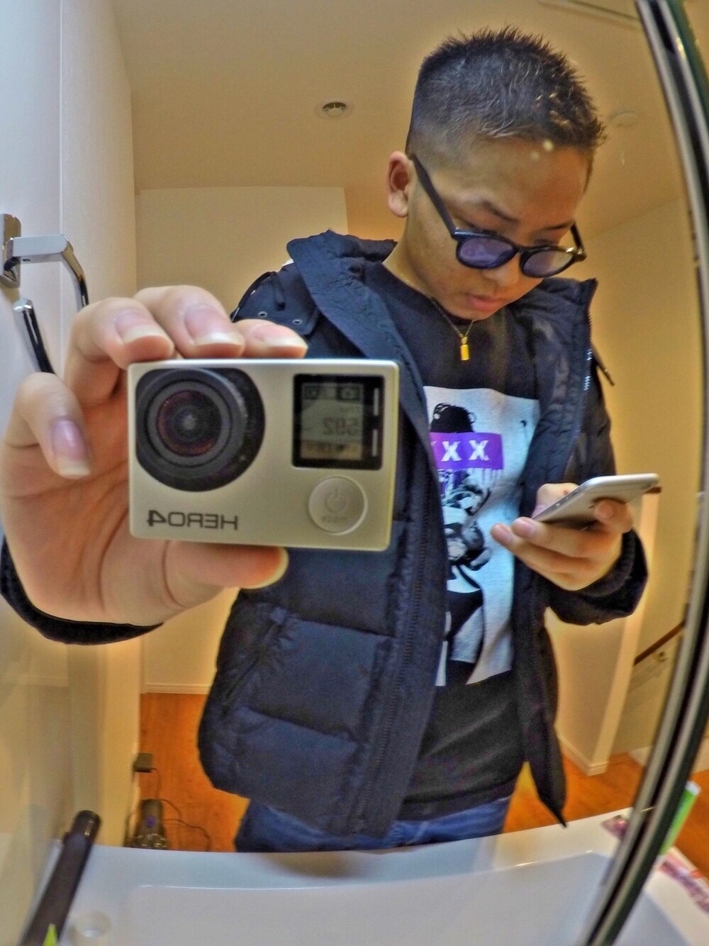 「おしゃれさんと繋がりたい、黒、デニム、ロンハーマン、ダブルティー、フォローミー、フォローお願いします、インスタグラム、ファッション、今日のコーデ」｜「American Eagleのアイテム（ダウンジャケット/コート、ブラック系）」を使った、光希さん（メンズ・178cm）の冬コーディネートの1枚目の写真