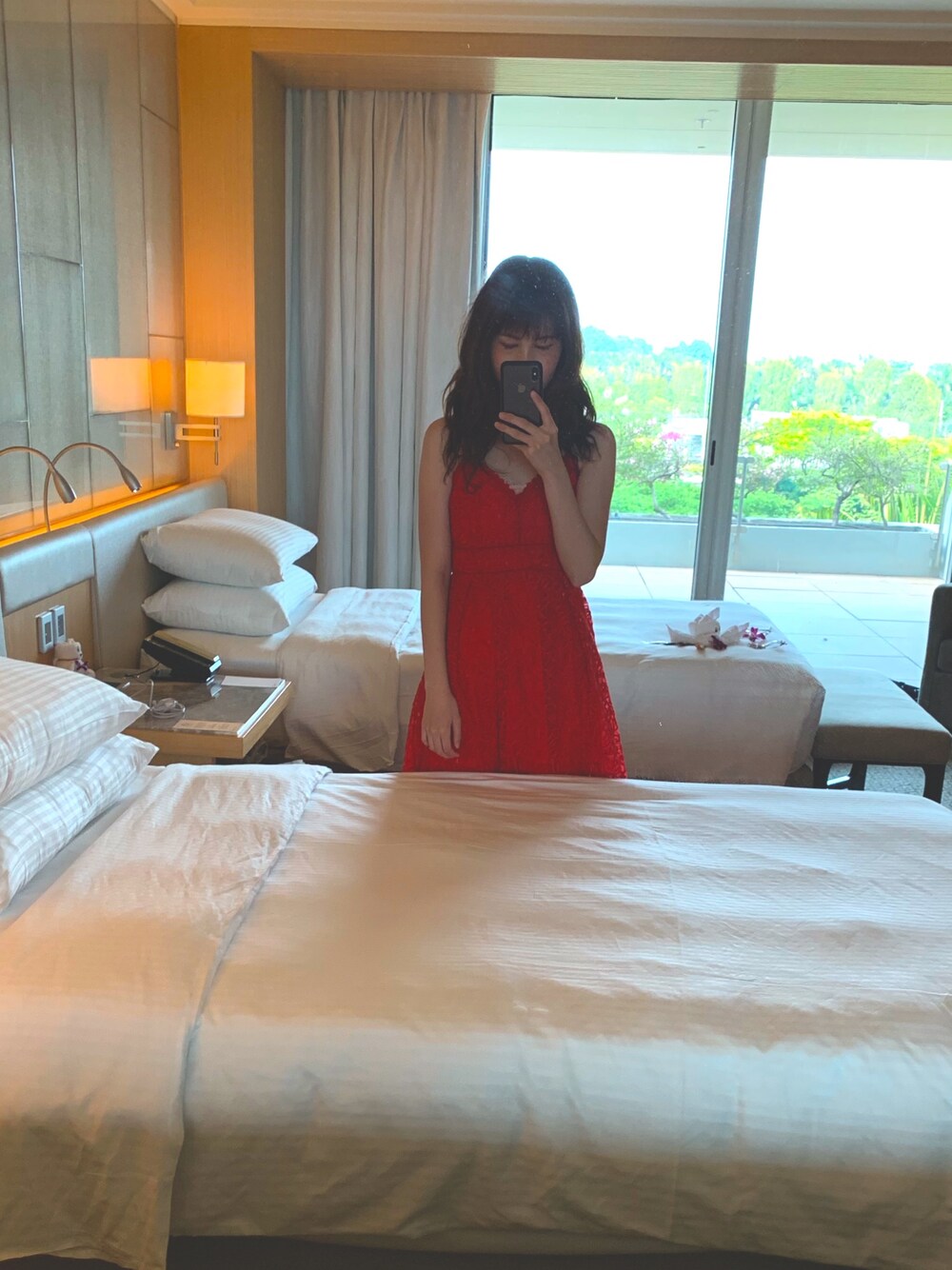 「キレイめ、旅行、ワンピース、赤」｜「LILY BROWNのレースキャミドレス（ドレス、レッド系）」を使った、natsuko❤︎さん（レディース・160cm）の秋コーディネートの1枚目の写真
