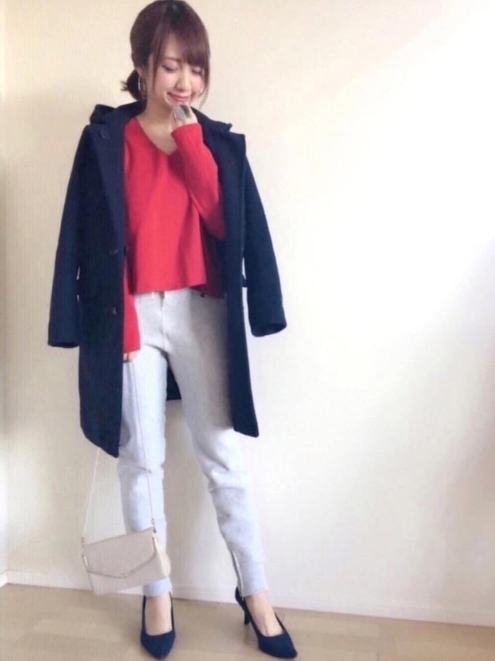 グレー系のその他パンツ、レッド系のニット/セーター、ブルー系のダッフルコートを着用したレディースの冬コーディネートの1枚目の写真