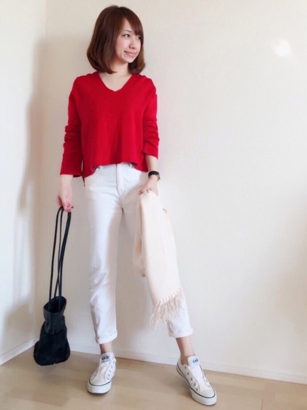 レッド系のニット/セーター、ホワイト系のパンツ、ホワイト系のスリッポンを着用したレディースの冬コーディネートの1枚目の写真
